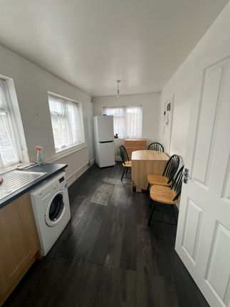 Flat to rent in Ilford Lane, Ilford