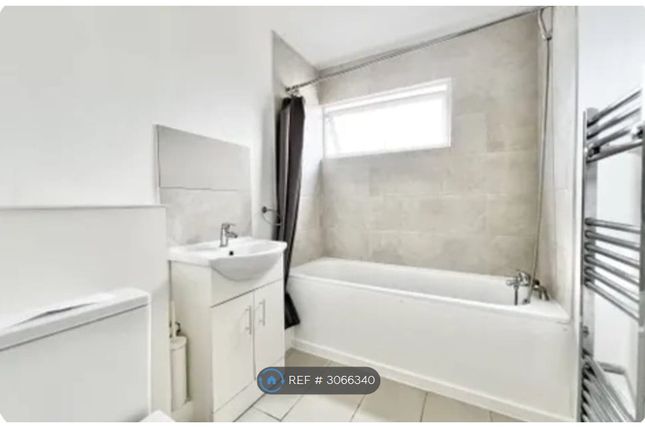 Flat, Ailantus Court Stonegrove, Edgware photo 3