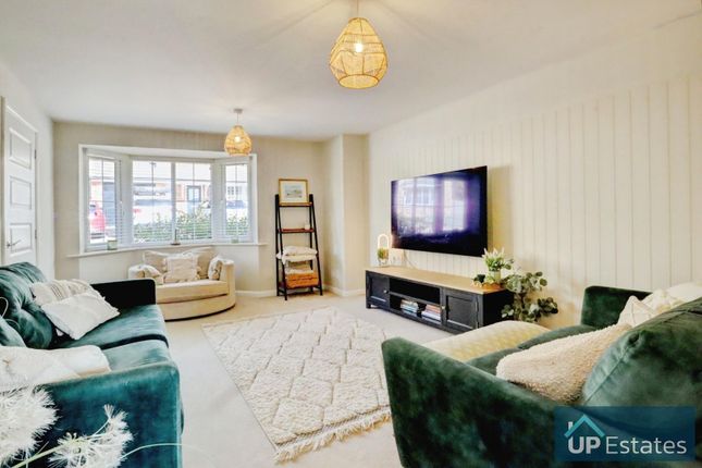 21, Cowley Meadow Way, Crick photo 3