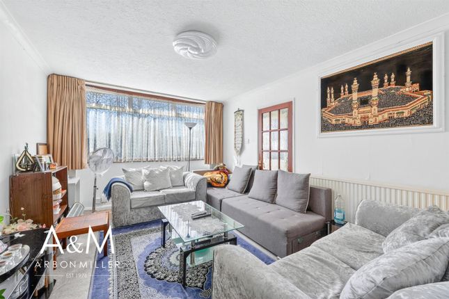 7, Wyfields, Clayhall photo 2