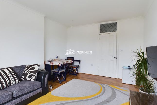 Mountaire Court, Flat 18, Highfield Avenue, London photo 2