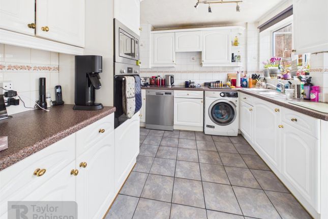 19, Rother Crescent, Crawley photo 2