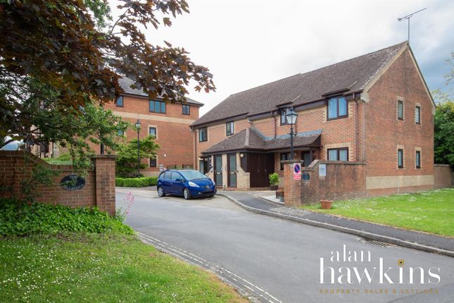 Thumbnail Flat for sale in The Mulberrys, Royal Wootton Bassett, Swindon