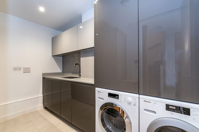 Flat to rent in St. Peters Square, London