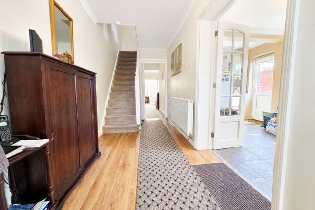 128, Plumberow Avenue, Hockley photo 4