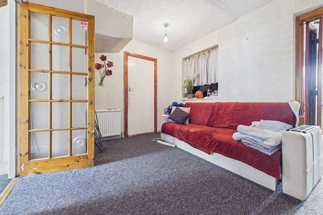 3,, Willow Tree Close, Middlesex photo 4
