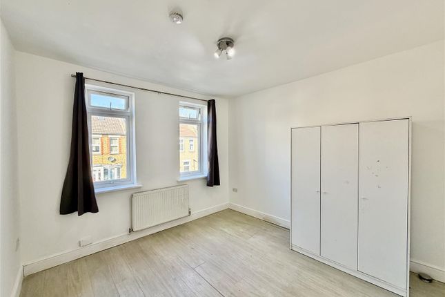54, Myrtle Road, Hounslow photo 3