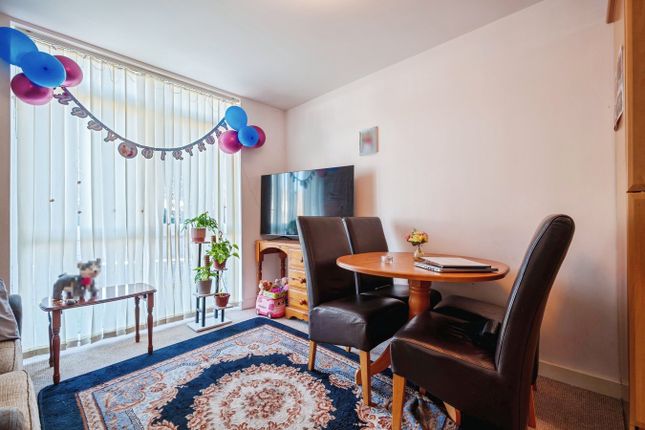 15, Mayfair Court, Prenton photo 2