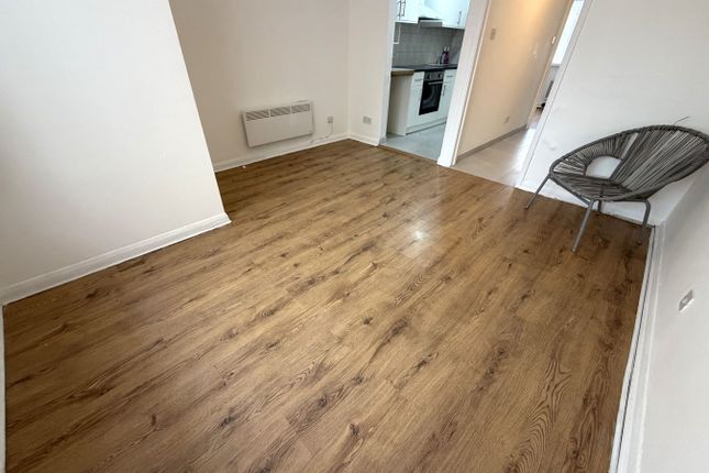 23, Barnes Avenue, Southall photo 3