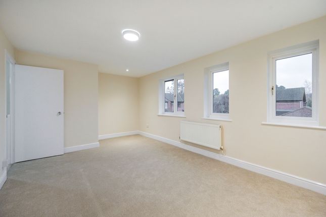 83 Chisbury Close, Bracknell photo 4