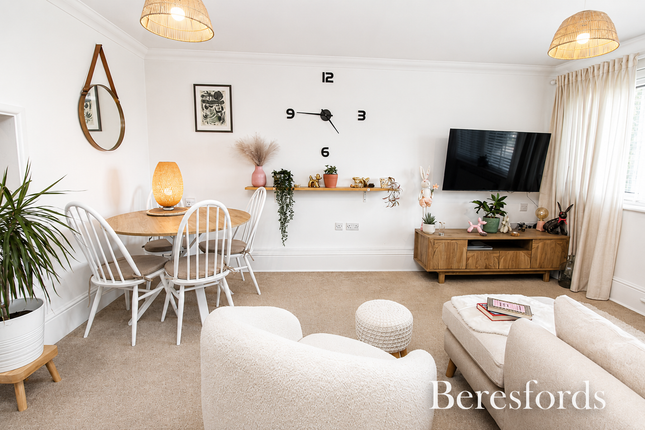 4, Brent Court, Romford photo 4