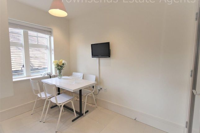 Flat to rent in Maxwell Road, Northwood