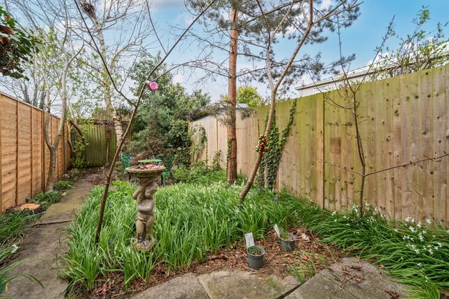 105, Sunbury Lane, Surrey photo 4
