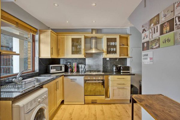 Flat to rent in Stonhouse Street, London