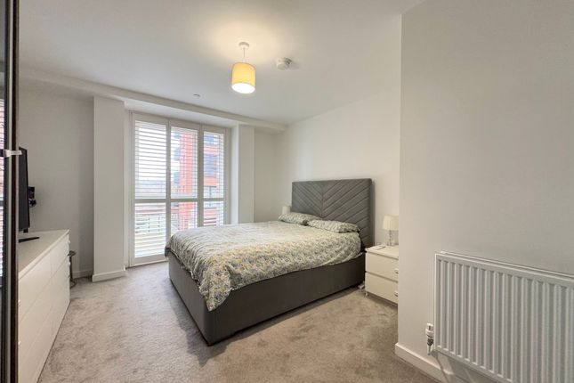 34 Shearwater Drive, London photo 4