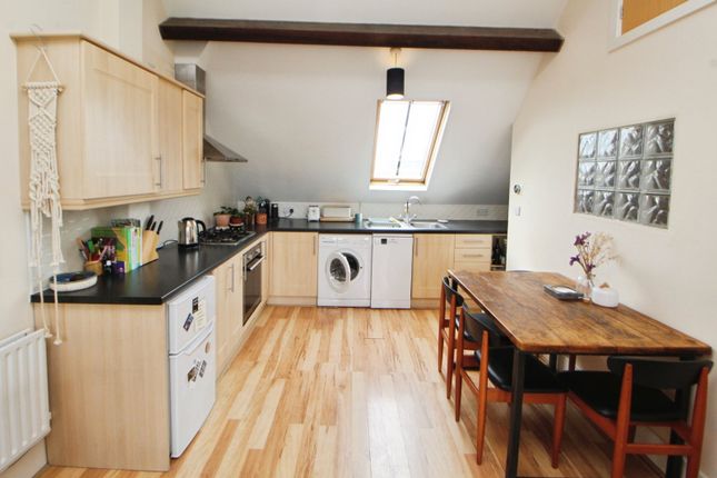 11, Ewart Court, Glossop photo 4