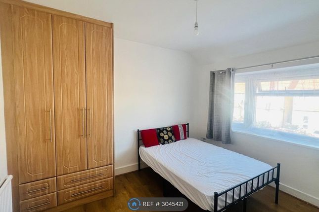 63, Taunton Avenue, Hounslow photo 3