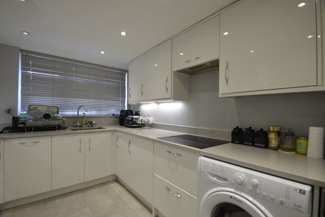 9, Gleneagles Close, Staines-upon-Thames photo 3