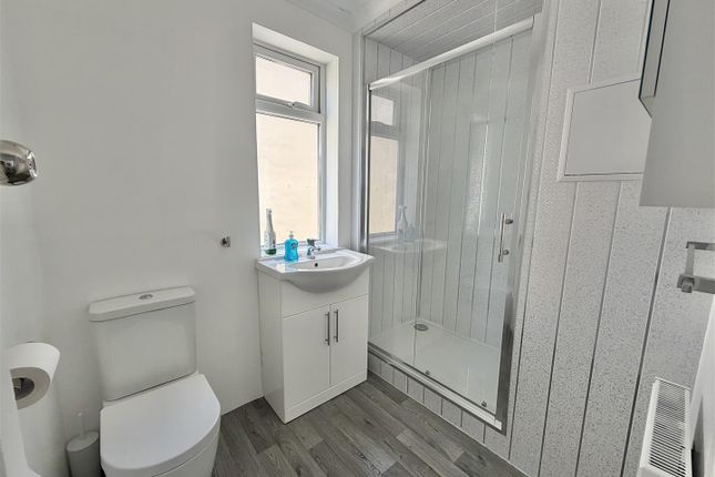 69, Carrs Road, Clacton-On-Sea photo 3