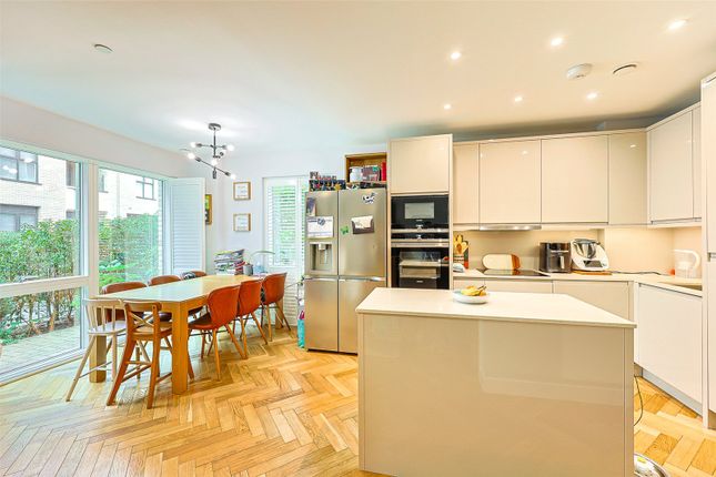 19, Hoy Close, Colindale photo 3