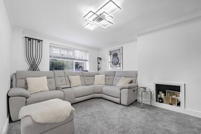 22, Hillside Avenue, Caerphilly photo 4
