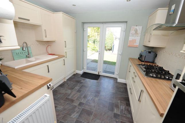 12, Fourlands Crescent, Bradford photo 3
