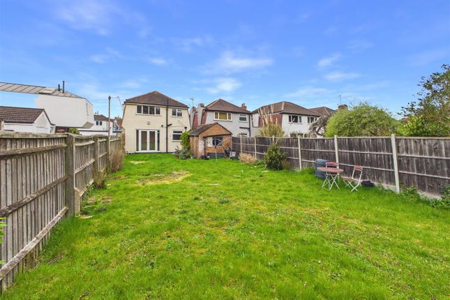 2, Claremont Close, Walton-On-Thames photo 2