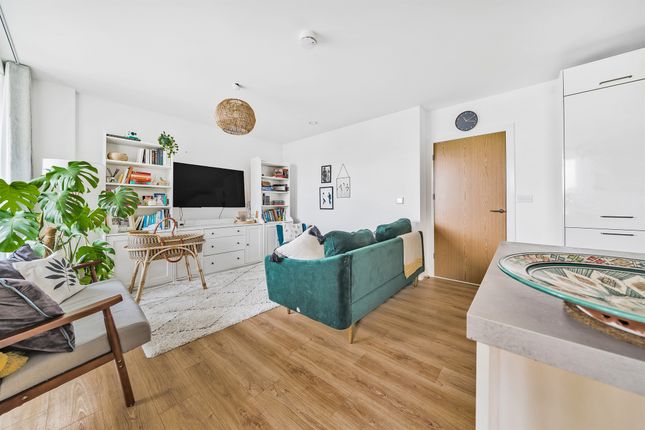 Thumbnail Flat to rent in Quayle Crescent, London