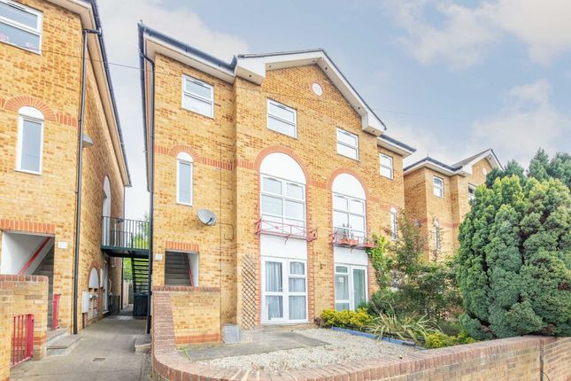 Flat to rent in East Road, Kingston Upon Thames