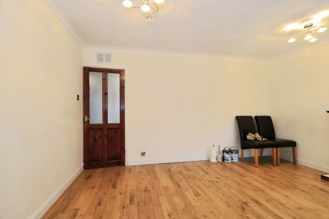 8, Roxby Gardens, Wolverhampton photo 3