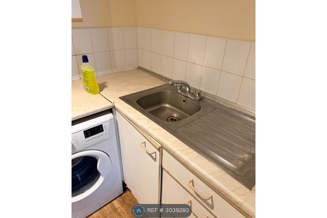 Flat, Lapwing Court Eagle Drive, London photo 4