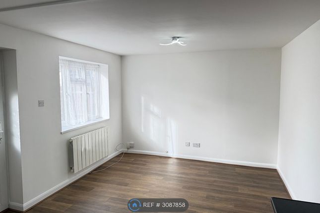 Cleveley Crescent, London photo 2