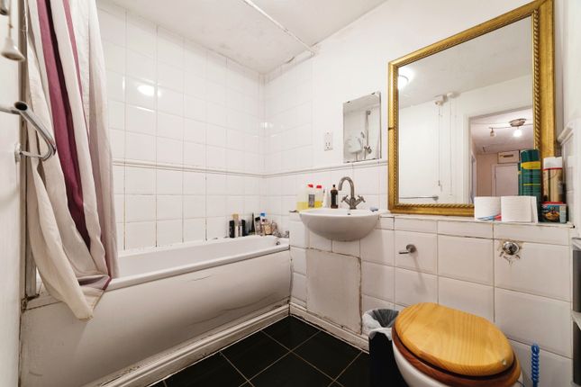 Flat for sale in Sten Close, Enfield