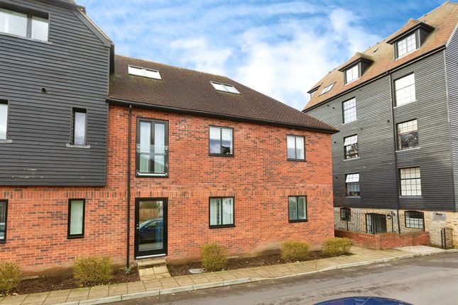 Flat for sale in Greatness Mill Court, Sevenoaks