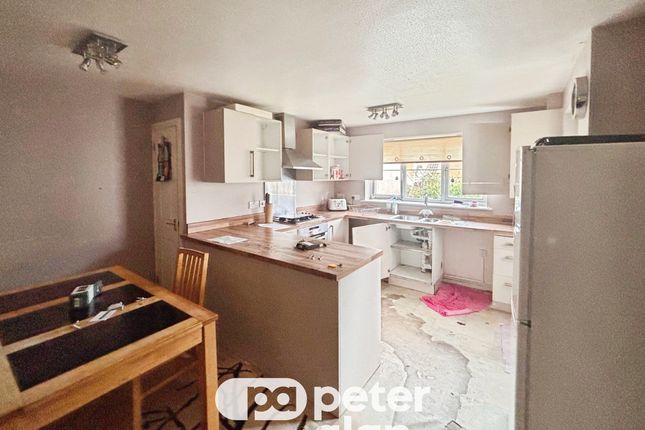 29, Wild Field, Bridgend photo 3