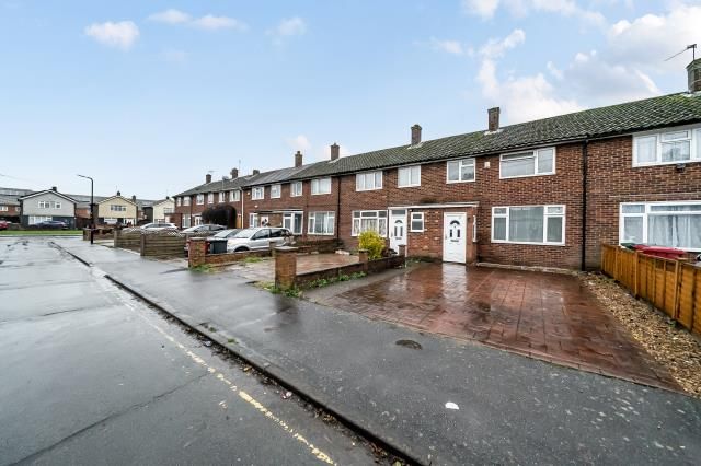13, Perryman Way, Slough photo 4