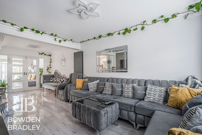 17 Charlotte Gardens, Collier Row photo 4