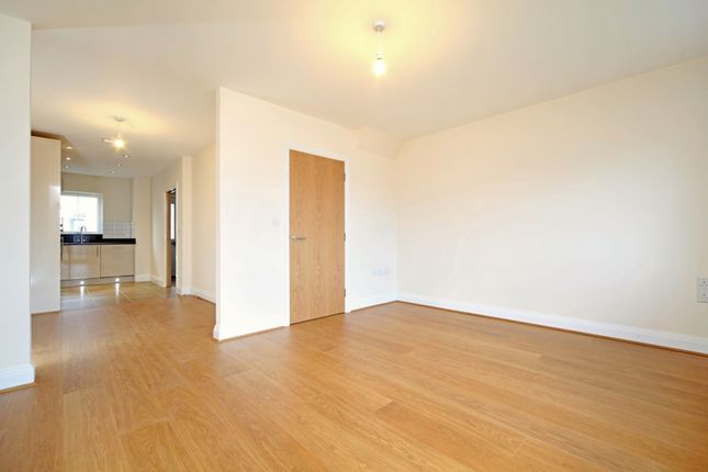 27, Kingfisher Drive, Maidenhead photo 3