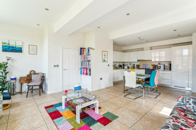 Windsor House,Flat 17, King Edward Place, Bushey photo 4