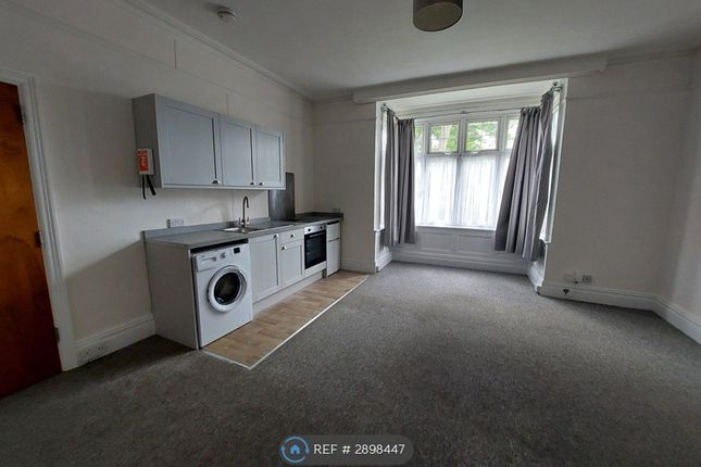 Studio flat on Tring Road, Aylesbury, £730/mo