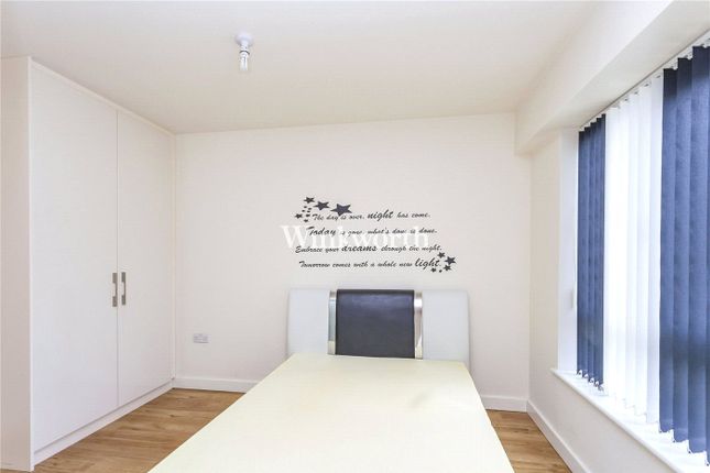 Flat to rent in Ellyson House, 4 East Drive, London