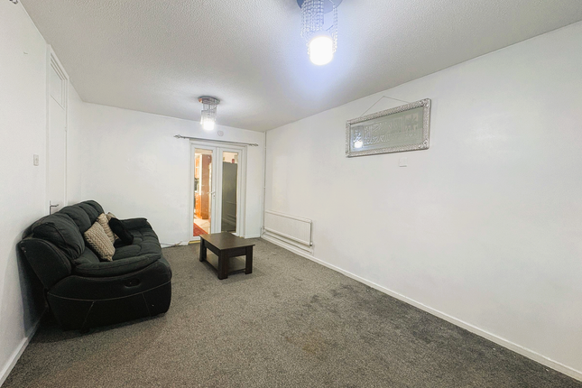 103 Willowbrook Road, Southall photo 4