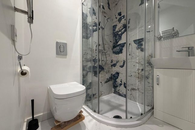 Second Floor Rear Flat, 35 Bond Street, London photo 3