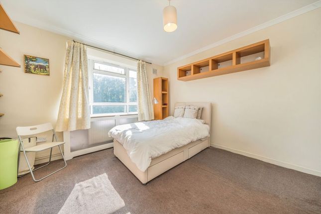 Flat 35, Evans House, White City Estate, London photo 4