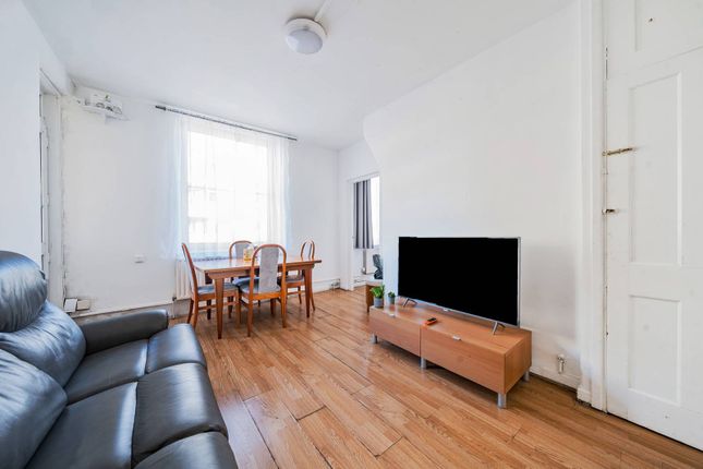 Flat for sale in Kinglake Estate, Elephant And Castle, London