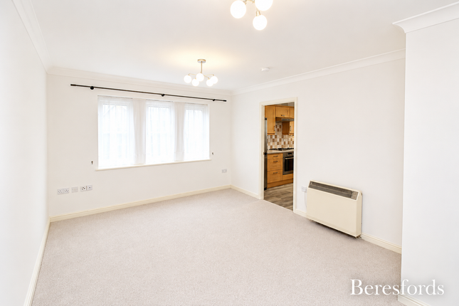 64, Walnut Close, Basildon photo 3