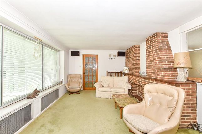 Horley Row, Horley photo 4