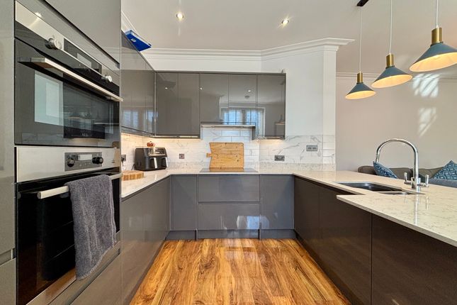 2-bed flat on 368A, Beckenham, £1,950/mo
