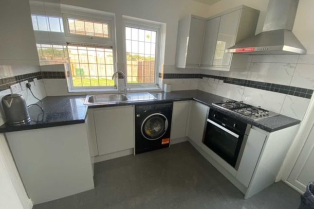 18, Wentworth Avenue, Luton photo 3