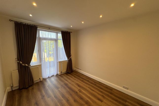 110, Hampden Way, Southgate photo 4